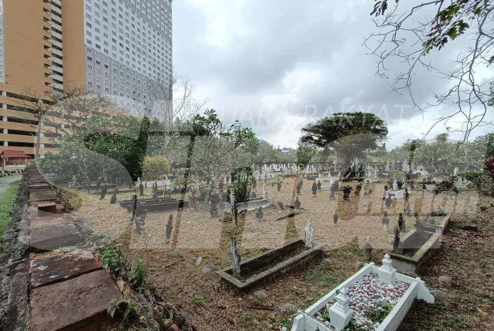 Keadaan Tanah Perkuburan Islam Kampung Ladang Tok Pelam di Kuala Terengganu yang dijaga oleh Pok Kamal lebih 30 tahun lalu.