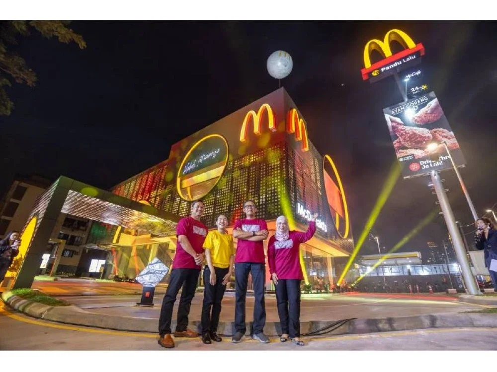 Dari kiri: Naib Presiden dan Ketua Pegawai Pembangunan McDonald’s Malaysia, Hamid Ahmad, Pengurus Besar Restoran McDonald’s Titiwangsa, Wong Xinru, Azmir dan Naib Presiden Kanan dan Ketua Pegawai Impak McDonald’s Malaysia, Melati Abdul Hai ketika merasmikan pembukaan semula McDonald's Titiwangsa.