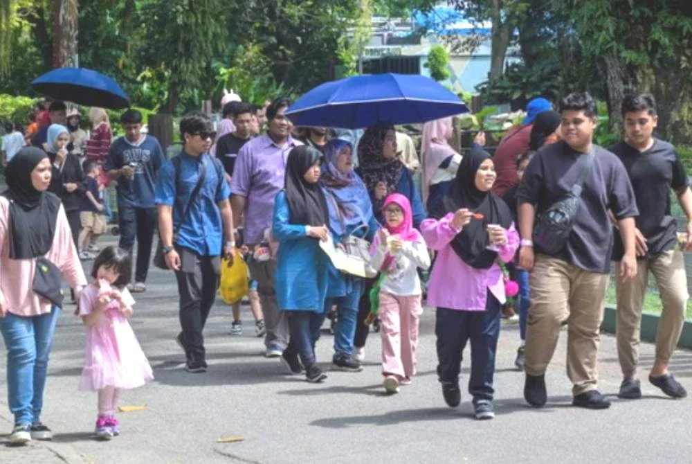 Penduduk Malaysia dianggarkan 34.3 juta pada suku tahun keempat 2024. Gambar hiasan