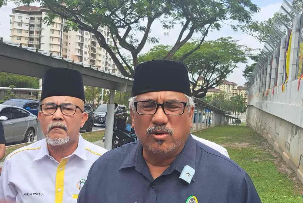 Syed Hasan (kanan) ketika ditemui pemberita di Putrajaya pada Khamis.