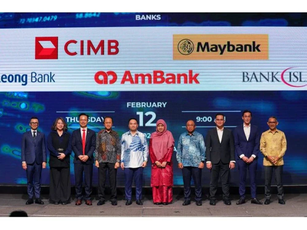 Megat Zuhairy (lima dari kiri) bersama wakil bank pada Majlis Menandatangani MoU di antara MyDigital ID dengan 15 institusi kewangan di sini pada Khamis. / Foto: Mohd Halim Abdul Wahid