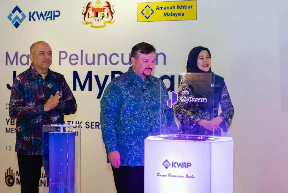 Amir Hamzah (dua, kanan) melancarkan Jana MyPesara di Pejabat Utama KWAP pada Khamis. Foto Bernama