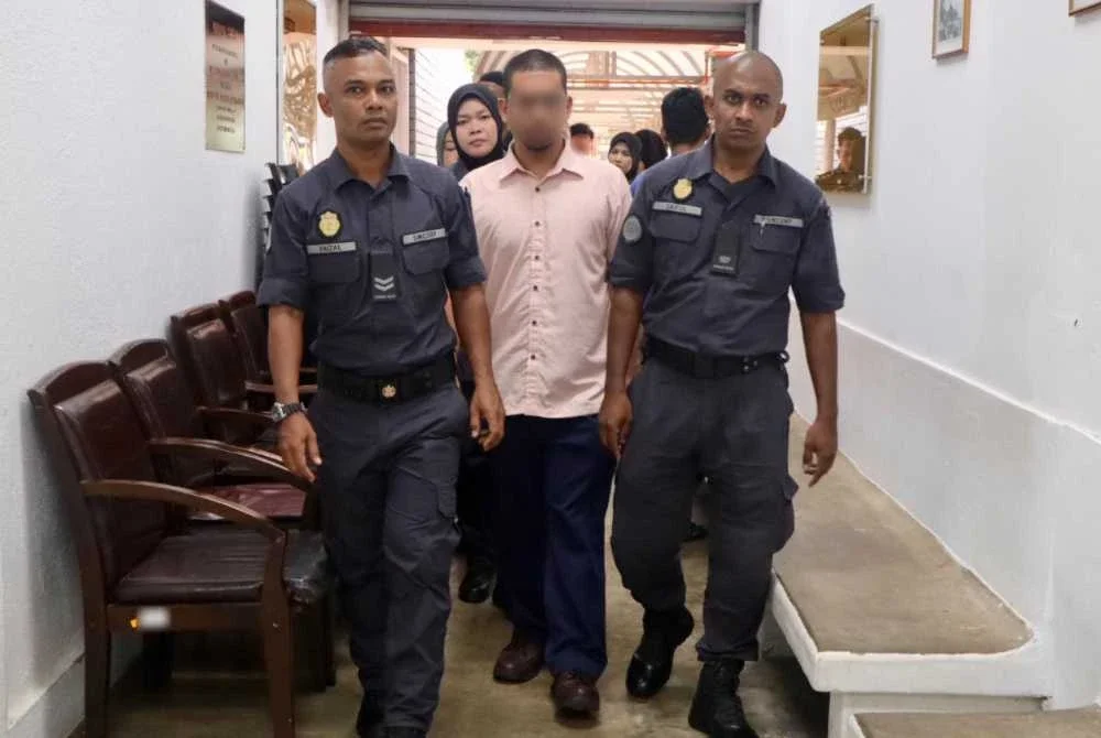 Muhammad Adli Ramadhan (tengah) didakwa di Mahkamah Sesyen Temerloh atas pertuduhan membuang puntung rokok di tempat awam pada Khamis. Foto ihsan SWCorp