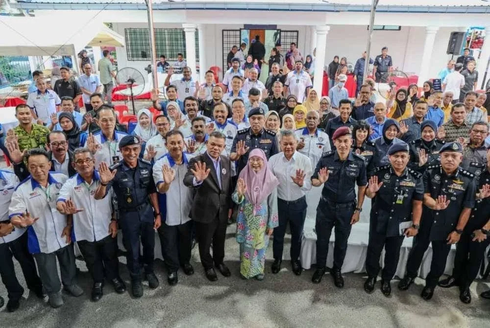 Saifuddin bersama warga kerja, wakil agensi kerajaan dan rakan strategik selepas perasmian pejabat baharu MCPF Kuala Lumpur.