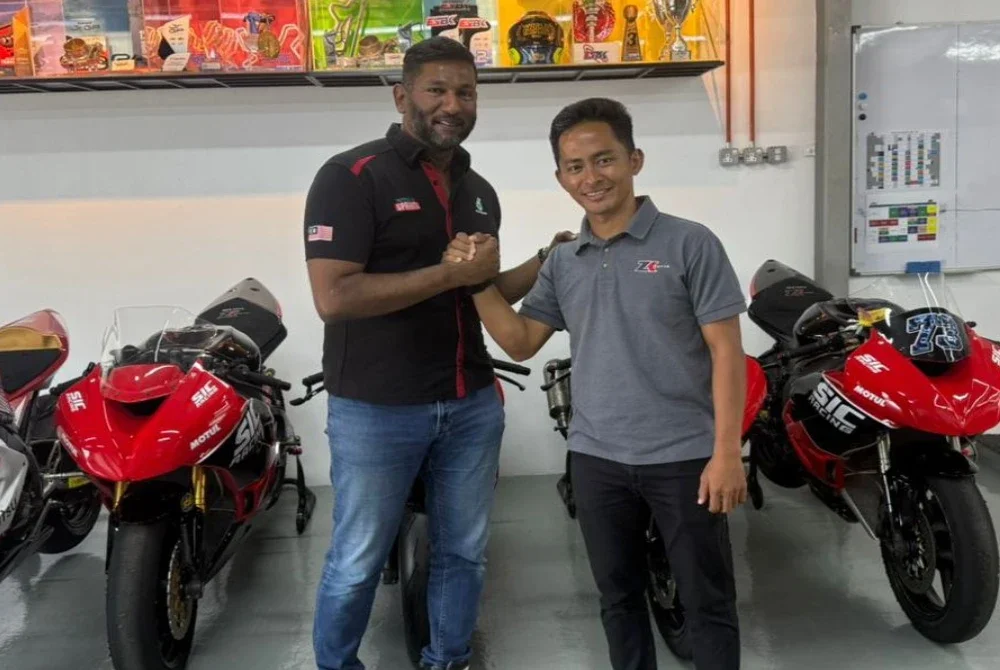 Zulfahmi (kanan) selepas mengadakan perbincangan dengan Mohd Zameer pada Rabu.