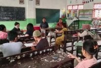 Sekumpulan ibu bapa menzahirkan bantahan terhadap tindakan guru tersebut. Foto Agensi