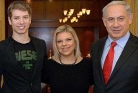 Benjamin Netanyahu bersama isterinya, Sara, dan anaknya, Yair di Baitulmaqdis pada 8 Disember 2013. - Gambar fail Agensi
