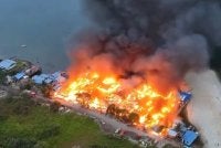 Sebanyak 30 buah rumah di Kampung Teluk Jawab musnah dalam kebakaran pada awal pagi Khamis. - Foto tular