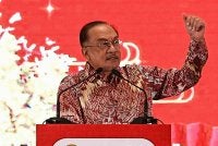 Anwar ketika menyampaikan ucaptama pada Majlis Sambutan Tahun Baharu Cina 2026 anjuran The Associated Chinese Chambers of Commerce and Industry of Malaysia (ACCCIM) di sebuah hotel malam tadi - Foto: Bernama