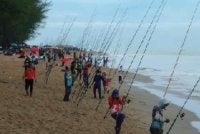 Sebahagian peserta ketika menyertai pertandingan memancing JJPT di Pantai Senok sebelum ini.