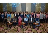 Megat Zuhairy (duduk, tiga dari kanan) bergambar bersama tetamu yang hadir pada Majlis Menandatangani MoU di antara MyDigital ID dengan 15 institusi kewangan di sini pada Khamis. / Foto: Mohd Halim Abdul Wahid