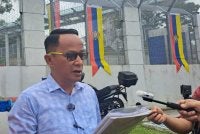 Mohd Zamri bercakap kepada pemberita selepas membuat laporan di Ibu Pejabat SPRM di Putarajaya pada Khamis. 