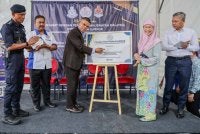 Saifuddin (tengah) merasmikan Pejabat MCPF Kuala Lumpur pada Rabu sambil disaksikan oleh Dr Wan Azizah (dua dari kanan), Azman (dua dari kiri), Fadlun (kanan) dan Fadil (kiri). 