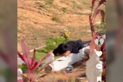 Dalam video yang dikongsi bapanya, Opal dilihat memeluk dan berbaring lama di pusara ibunya di Tanah Perkuburan Islam Kampung Bakar Batu.