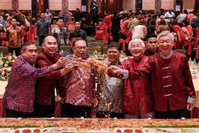 Anwar (tiga dari kiri) menggaul Yee Sang pada Majlis Sambutan Tahun Baharu Cina 2026 anjuran ACCCIM di sebuah hotel hari ini. Foto Bernama 