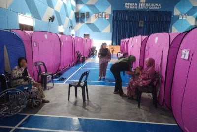 Sebanyak 195 orang daripada 93 keluarga yang terjejas banjir di Sipitang kini berlindung di 2 PPS pagi ini.- Gambar hiasan