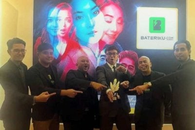 Mikhail (tiga dari kanan) dan warga Bateriku bergambar bersama piala setelah menerima Anugerah Perak Putra Aria Brands Awards 2025 baru-baru ini.