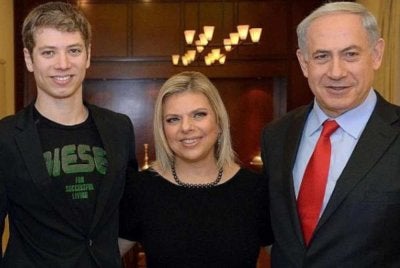 Benjamin Netanyahu bersama isterinya, Sara, dan anaknya, Yair di Baitulmaqdis pada 8 Disember 2013. - Gambar fail Agensi