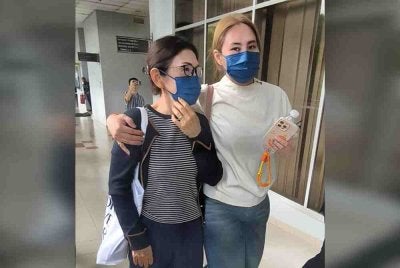 Siew Hoon (kiri) hadir ke Mahkamah Sesyen Seremban, pada Khamis.