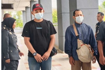 Mohd Hashim (kanan) dan Herrykurniawan hadir ke mahkamah diiring penguat kuasa SWCorp.