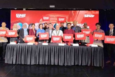 Maha (empat dari kiri) bersama Hussamuddin (tengah) bergambar dengan barisan panelis dan jemputan dalam program anjuran Rasuah Busters, Malaysia Tanpa Rasuah bertajuk “Pengasingan Kuasa Peguam Negara dan Pendakwa Raya: Apa Harapan Rakyat?” berlangsung di Studio F Karangkraf, pada Khamis.