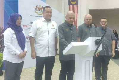 Armizan (tiga dari kanan) melakukan simbolik sempena Pelancaran Program i-FB@PSIS di Politeknik Sultan Idris Shah, Sabak Bernam.