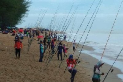 Sebahagian peserta ketika menyertai pertandingan memancing JJPT di Pantai Senok sebelum ini.