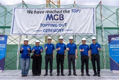 Dari kiri: Pengarah Bebas Bukan Eksekutif MGB Bhd, Noor Fansyurina dan Nor Salinun; Pengarah Eksekutif merangkap Timbalan Ketua Pegawai Eksekutif, Isaac Lim; Pengerusi Eksekutif Kumpulan, Tan Sri Ir Lim Hock San; Pengarah Eksekutif dan Ketua Pegawai Eksekutif, Datuk Richard Lim; Timbalan Ketua Pegawai Eksekutif, Victor Wong serta Daniel Chew pada majlis penutup bumbung Idaman Perdana.