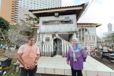 Wan Faizah dan Muhammad Qadri menunjukkan Makam Tok Pelam yang menjadi tempat tinggal Allahyarham Kamal. 