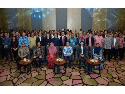 Megat Zuhairy (duduk, tiga dari kanan) bergambar bersama tetamu yang hadir pada Majlis Menandatangani MoU di antara MyDigital ID dengan 15 institusi kewangan di sini pada Khamis. / Foto: Mohd Halim Abdul Wahid