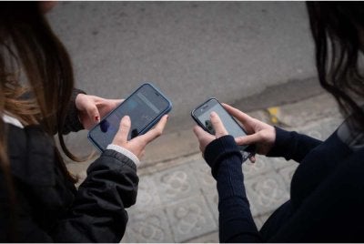 Pengguna media sosial dari beberapa negara Asia Tenggara dilaporkan saling bersatu melancarkan ‘perang maya' terhadap warganet Korea Selatan susulan kontroversi melibatkan peminat tegar K-Pop ketika konsert DAY6 di Malaysia.