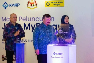 Amir Hamzah (dua, kanan) melancarkan Jana MyPesara di Pejabat Utama KWAP pada Khamis. Foto Bernama
