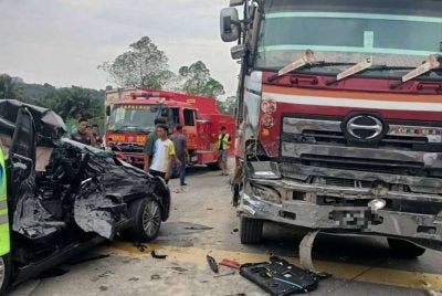 Seorang wanita maut dan seorang lagi parah dalam kemalangan antara kereta dan lori di Nibong Tebal. Foto JBPM Pulau Pinang

