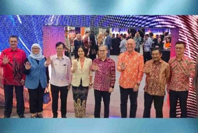 Fahmi melancarkan ULTRA5G liputan dalam bangunan di hab pengangkutan utama di KLIA Terminal 1 di Sepang pada Khamis.