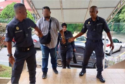 Ahmad Marzuki (dua dari kiri) dibawa ke Mahkamah Sesyen Temerloh atas pertuduhan membuang puntung rokok di tempat awam. Foto ihsan SWCorp