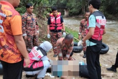 Mangsa disahkan meninggal dunia oleh pasukan perubatan KKM yang berada di lokasi kejadian. Foto JBPM Perak