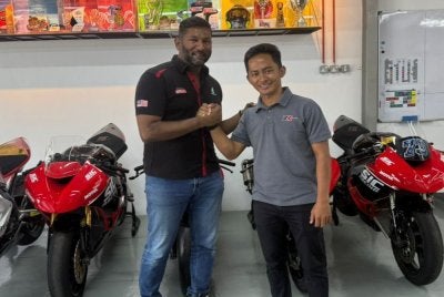 Zulfahmi (kanan) selepas mengadakan perbincangan dengan Mohd Zameer pada Rabu.