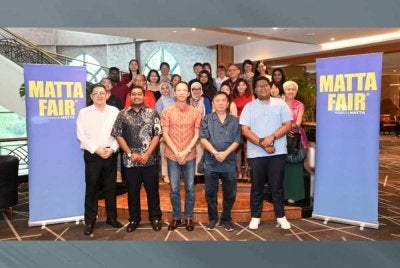 Nigel (tengah) bersama dengan pihak yang terlibat dalam menjayakan MATTA Fair April depan.