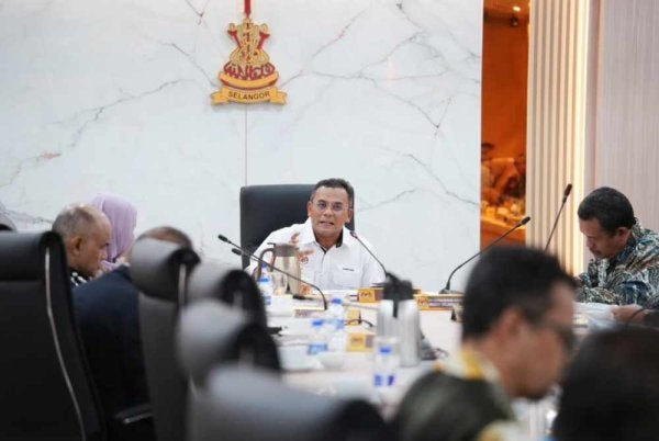 Amirudin semasa mempengerusikan Mesyuarat MKN Negeri Selangor pada petang Khamis.