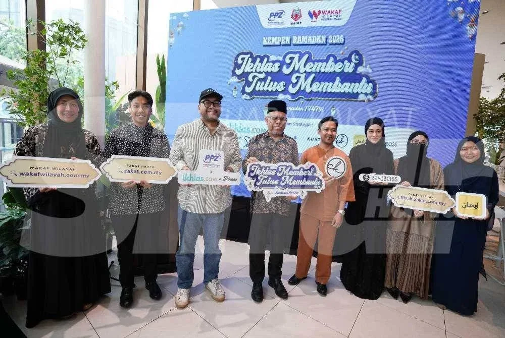 Abdul Hakim (empat dari kiri) bergambar bersama rakan-rakan kolaborasi selepas melancarkan Kempen Ramadan 'Ikhlas Memberi Tulus Membantu' pada Khamis. FOTO: Rosli Talib 