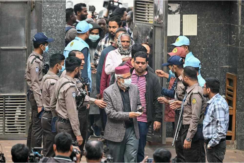 Pasukan keselamatan menjaga pusat pengundian sebelum pengundian dibuka bagi pilihan raya umum Bangladesh di Dhaka.-AFP