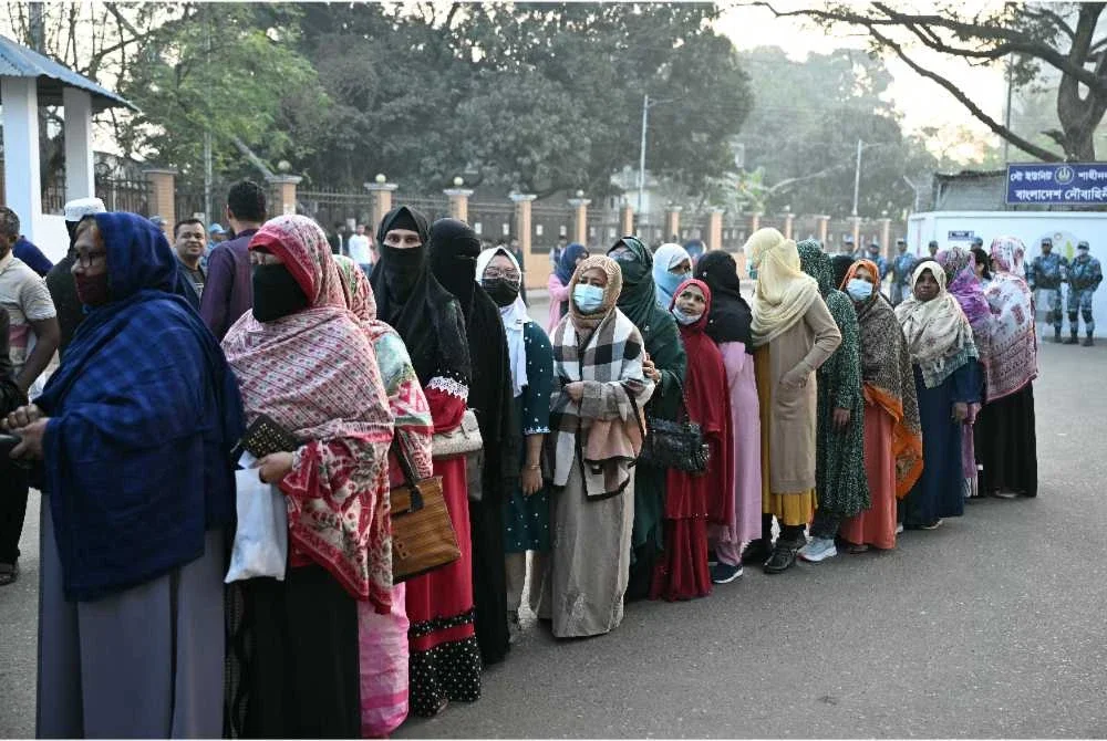 Pengundi beratur di luar pusat pengundian sebelum pengundian dibuka bagi pilihan raya umum Bangladesh di Dhaka.-AFP