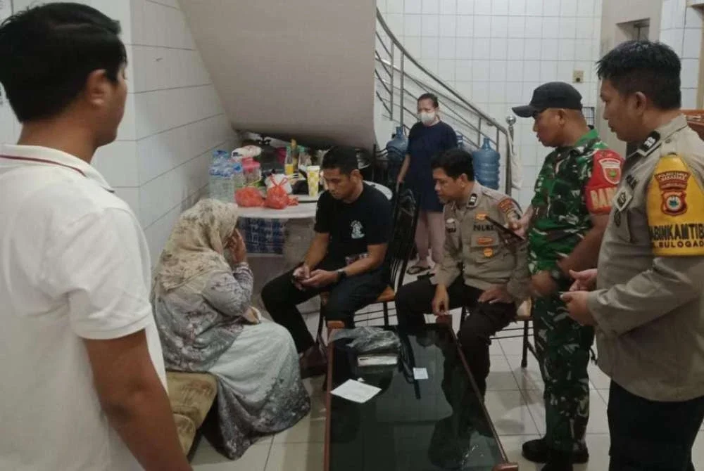 Seorang wanita berusia 41 tahun bertindak nekad dengan membakar dan mencuri barang perhiasan emas di sebuah kedai di Indonesia.