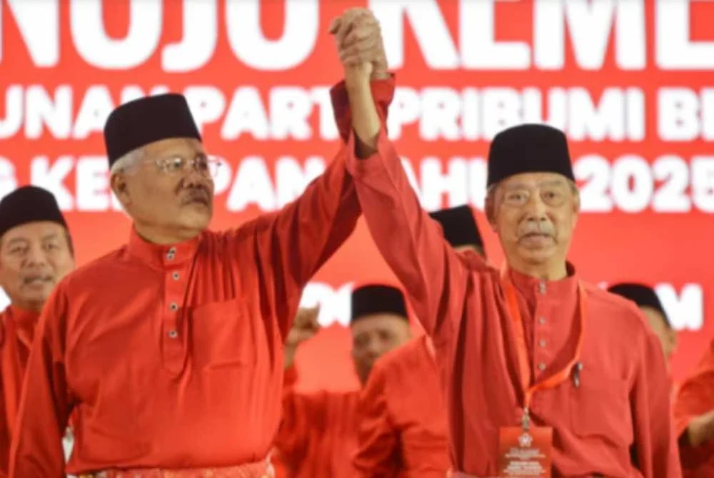 Hamzah (kiri) berkemungkinan besar bakal menubuhkan parti politik baharu sekiranya Lembaga Disiplin Bersatu nekad memecat beliau.