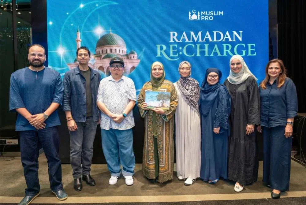 Nafees Khundker (dua dari kiri) bersama dengan pihak-pihak yang terlibat dalam menjayakan ‘Ramadan Re:Charge’.