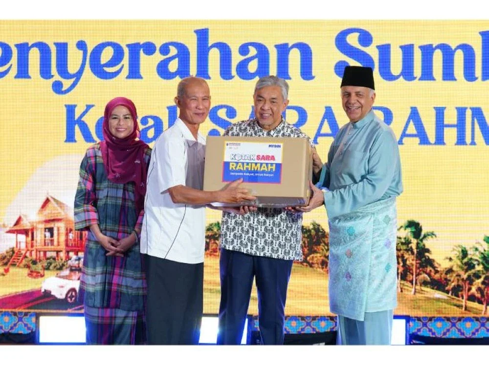 Ahmad Zahid (dua dari kanan) menyampaikan sumbangan Kotak SARA Rahmah kepada salah seorang penerima.