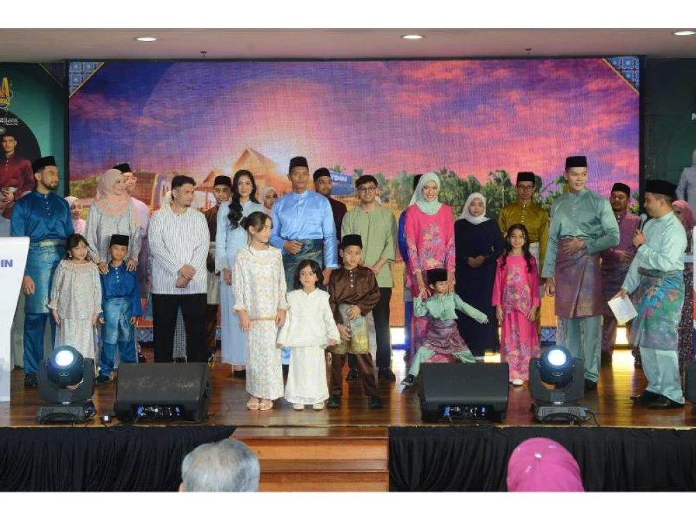 Mydin menawarkan pelbagai promosi menarik termasuk baju Melayu dan baju kurung pada harga serendah RM30. 