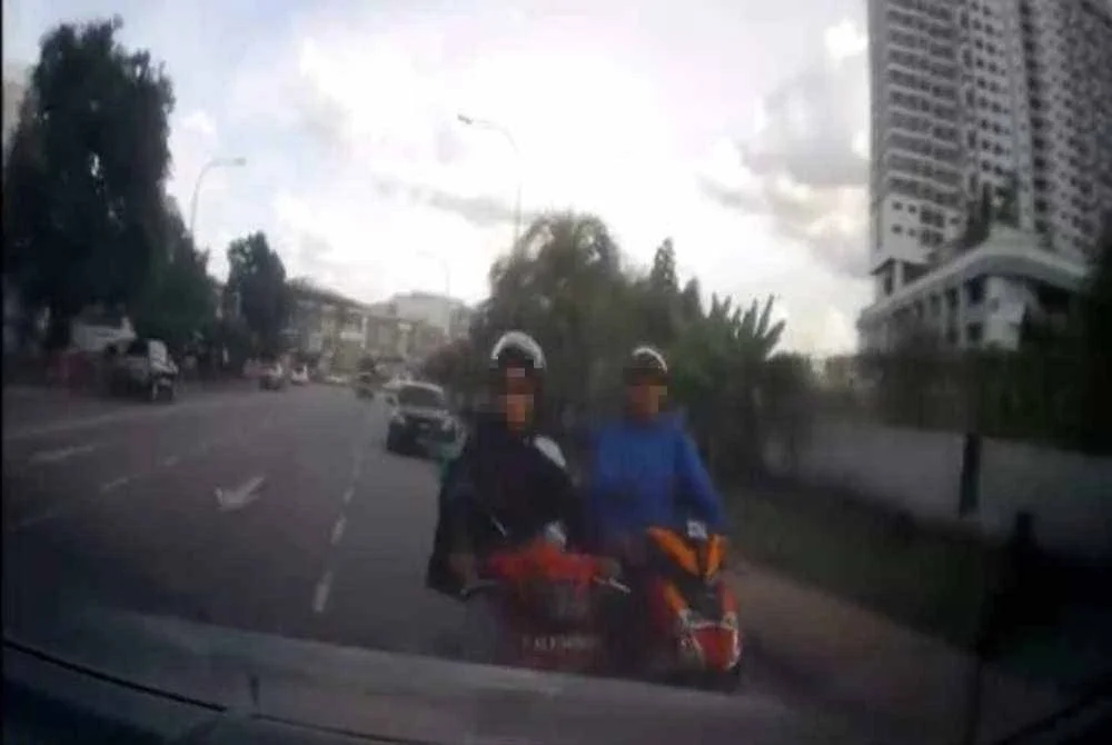 Dua penunggang motosikal terbabit didapati sedang menunda motosikal mereka yang mengalami kerosakan sebelum berlaku pertengkaran mulut dengan seorang pemandu kereta.