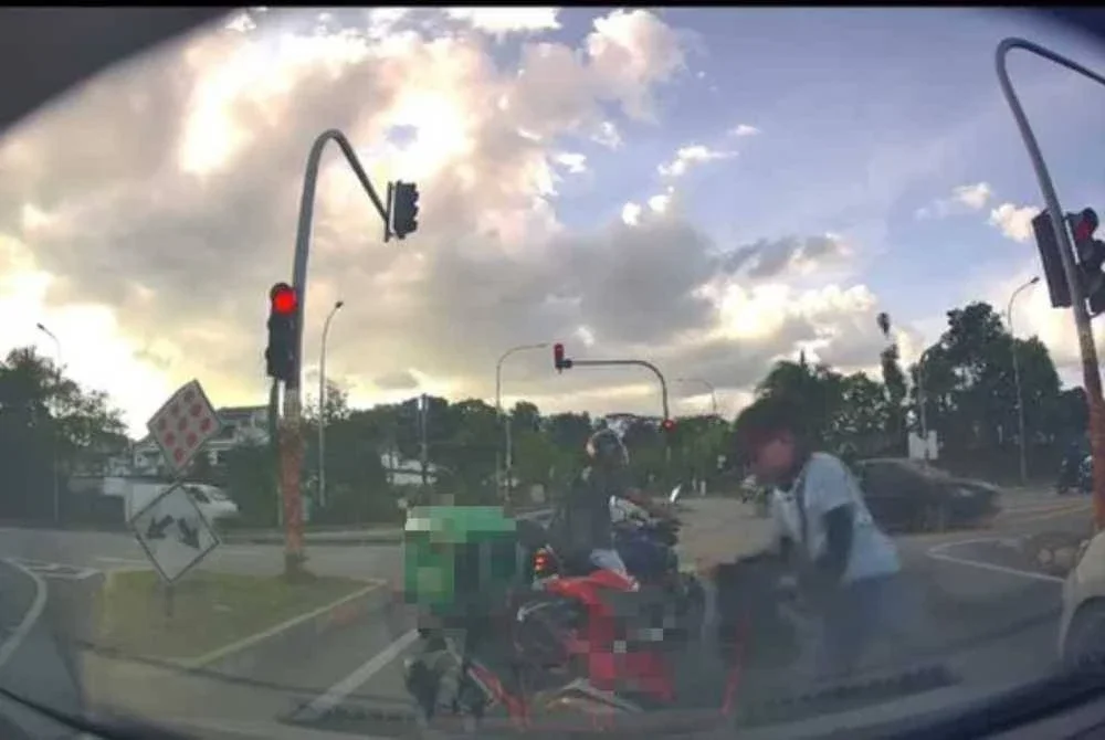 Tindakan dua penunggang motosikal menghalang sebuah kenderaan dalam kejadian di Jalan Cheras Perdana, Batu 11 di sini pada Selasa mengundang padah apabila mereka dikesan polis susulan video kejadian itu tular di media sosial.
