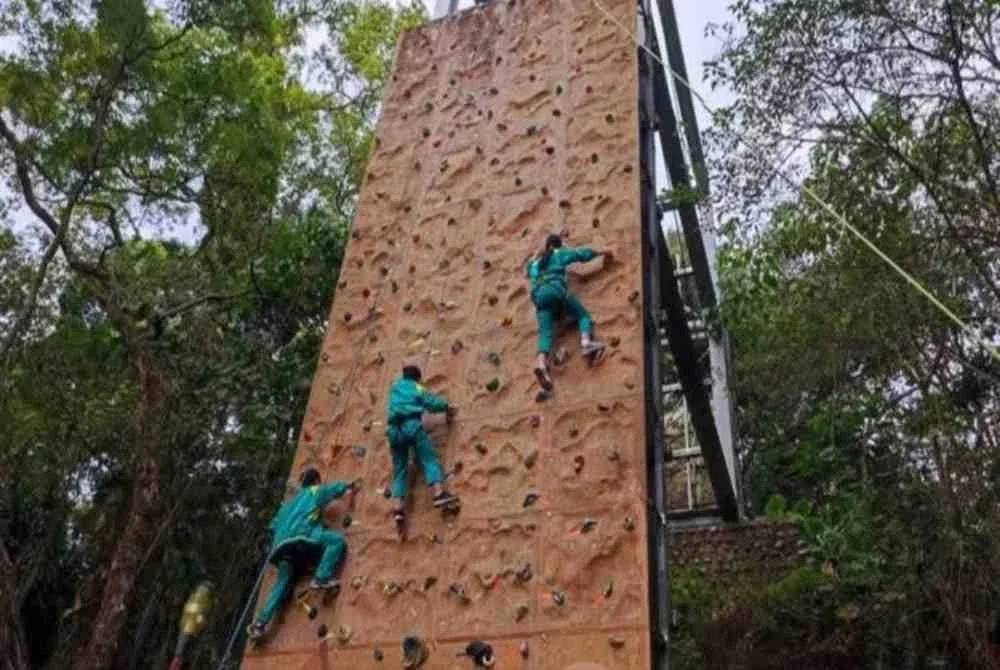 Pelajar diwajibkan memanjat dinding setinggi 15 meter untuk lulus